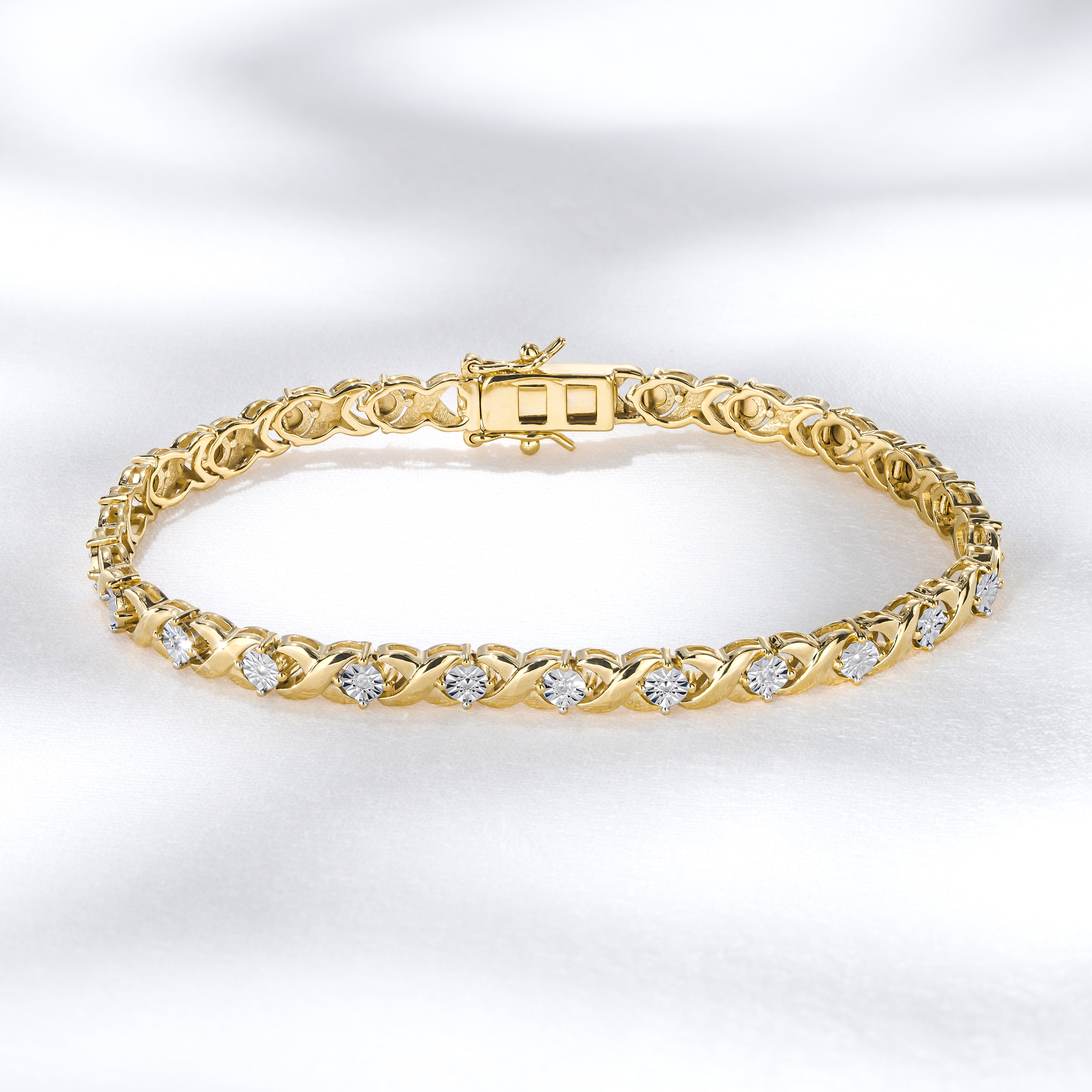 Diamond Kisses Bracelet With 0.05ct Set in 18K Gold Vermeil